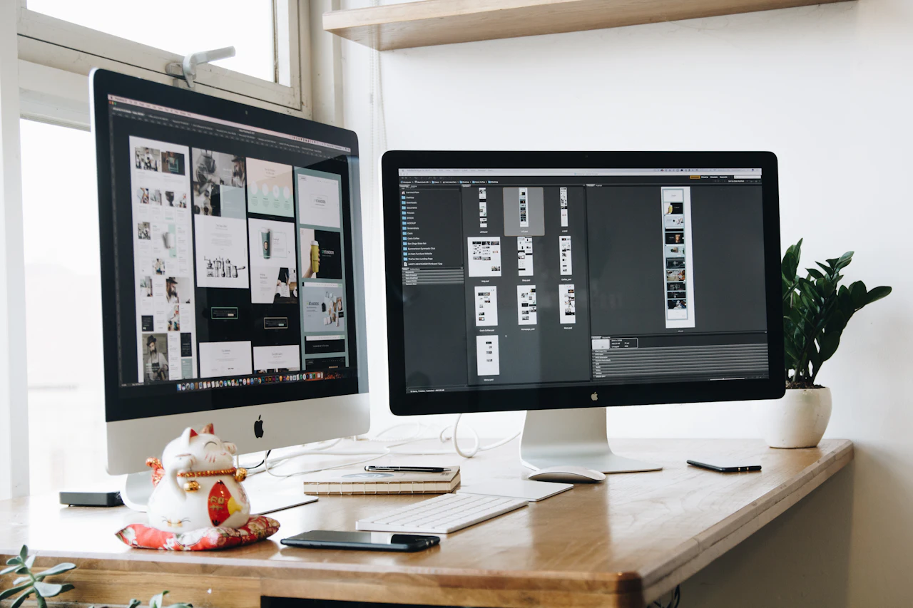 Estudio de diseño web con pantallas mostrando proyectos en marcha